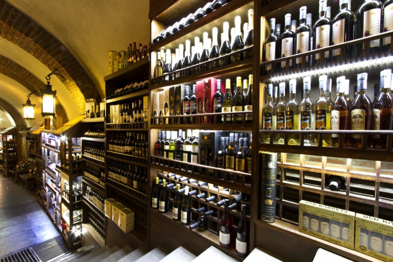bar-DRAGUIGNAN-min_world_street_travel_shop_canon_georgia_wine_bottles-429767